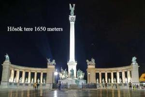 um grande edifício branco com uma estátua no meio em Center apartment 5 private room for 19 people em Budapeste