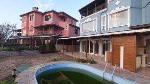 un edificio con piscina di fronte ad esso di Villa istanbul a Beylikdüzü
