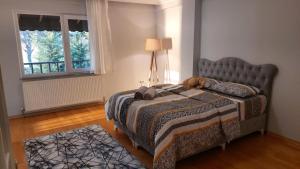 una camera da letto con un letto con un orsacchiotto sopra di Villa istanbul a Beylikdüzü