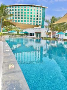 a large swimming pool in front of a hotel at بِيُوتات الرفآه - ستوديو بإطلالة بحرية in King Abdullah Economic City
