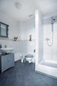 萊比錫的住宿－Traumschläferei，白色的浴室设有卫生间和水槽。