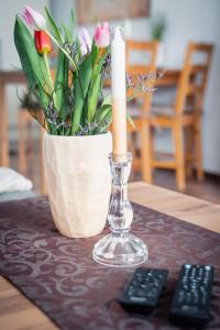 萊比錫的住宿－Traumschläferei，桌上的蜡烛和花瓶
