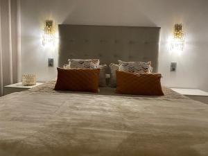 - un grand lit avec 2 oreillers dans l'établissement Casinha da Eira, à Esposende