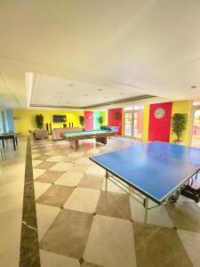 a large room with a ping pong table in it at بِيُوتات الرفآه - ستوديو بإطلالة بحرية in King Abdullah Economic City