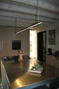 eine Küche mit einer Arbeitsplatte mit einer Arbeitsplatte in der Unterkunft Brick house in Sommacampagna