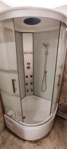 bagno con doccia e grande specchio di Apartamentai Žaliojoje gatvėje a Telšiai