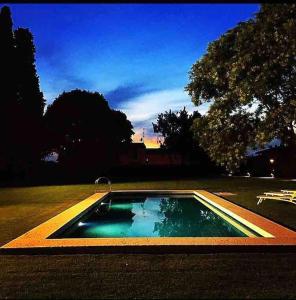 uma pequena piscina no meio de um quintal em Brick house em Sommacampagna
