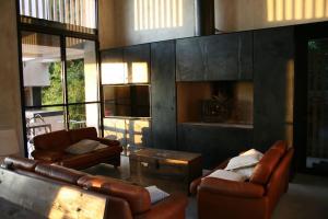 sala de estar con sofás de cuero y mesa en Brick house en Sommacampagna