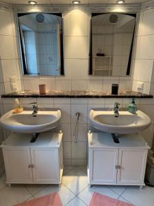 - Baño con 2 lavabos y 2 espejos en Romantische Ferienwohnung Metzner, en Remptendorf