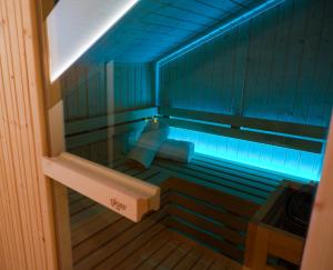 un sauna vide avec un banc au milieu dans l'établissement Maison Bertin, à Étroubles