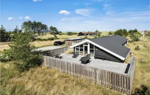 JerupにあるStunning Home In Jerup With 5 Bedrooms, Sauna And Wifiの畑中の家