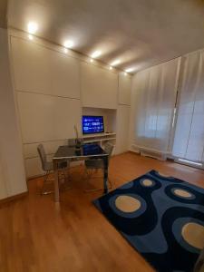 - un salon avec une table et une télévision dans l'établissement 7GF HOME, à Rome