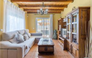 ein Wohnzimmer mit einem Sofa und einem TV in der Unterkunft Lovely Home In Malaga With Swimming Pool in Málaga