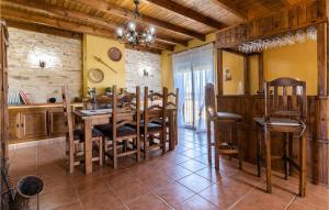 eine Küche und ein Esszimmer mit einem Holztisch und Stühlen in der Unterkunft Lovely Home In Malaga With Swimming Pool in Málaga