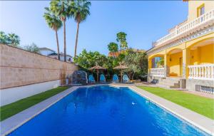 ein Pool vor einem Haus mit Palmen in der Unterkunft Lovely Home In Malaga With Swimming Pool in Málaga