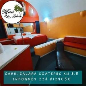 Pokój z 2 łóżkami i krzesłem w pokoju w obiekcie La Selva Auto Hotel ADULTS ONLY w mieście Soncuantla