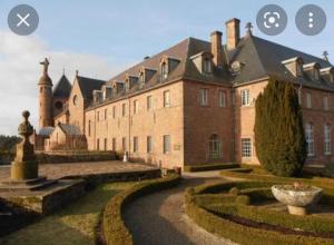 un’immagine di un grande edificio in mattoni di Appartement au calme dans residence avec piscine a Boersch