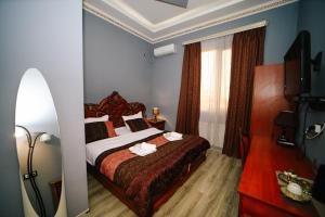 Una habitación de hotel con una cama con toallas. en Grand GMP, en Tiflis