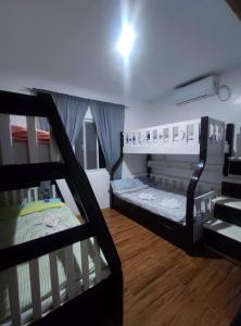 - une chambre avec 2 lits superposés et un escalier dans l'établissement Bungalow in Holidays Beach Resort, à Bolinao