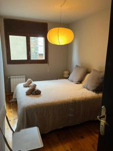1 dormitorio con 2 camas y luz amarilla en Apartamento en alp en Alp