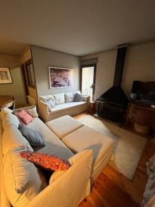 sala de estar con sofá blanco y piano en Apartamento en alp, en Alp