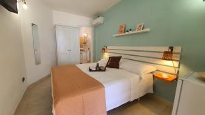 una camera con un grande letto bianco di MataRoom a Torre Lapillo