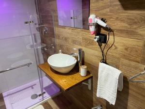 een badkamer met een witte wastafel en een douche bij Maison Damas in Barletta