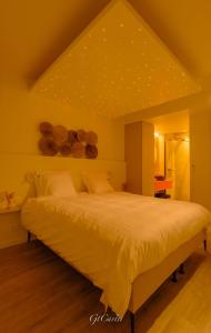 ein Schlafzimmer mit einem großen Bett mit weißer Bettwäsche in der Unterkunft Luxueus genieten aan zee: private jacuzzi en sauna in Knokke-Heist