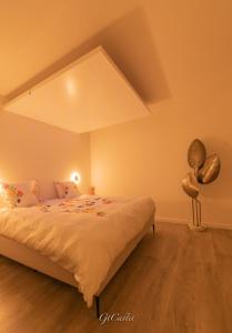 een slaapkamer met een bed en een groot plafond bij Luxueus genieten aan zee: private jacuzzi en sauna in Knokke-Heist