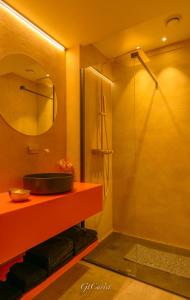 ein Bad mit einem Waschbecken und einer Dusche in der Unterkunft Luxueus genieten aan zee: private jacuzzi en sauna in Knokke-Heist