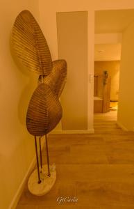 eine Skulptur eines Stuhls in einem Raum in der Unterkunft Luxueus genieten aan zee: private jacuzzi en sauna in Knokke-Heist