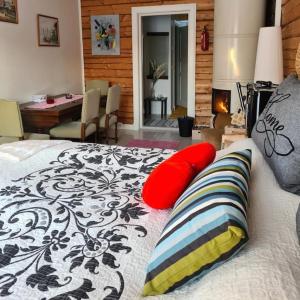 a bedroom with a bed with two pillows on it at Ainutlaatuinen huoneisto Vanhassa kyläkoulussa 