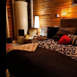 ein Schlafzimmer mit einem Bett und einem Schreibtisch mit einer Lampe in der Unterkunft Ainutlaatuinen huoneisto Vanhassa kyläkoulussa 