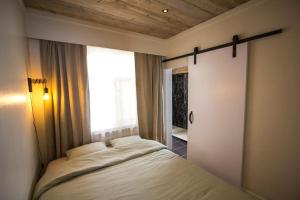 una piccola camera con letto e finestra di Ruim, lichtrijk appartement met terras in centrum a De Haan