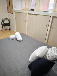 1 dormitorio con 1 cama con 2 almohadas en Ubicación ideal en Ciudad de Neuquén. en Neuquén