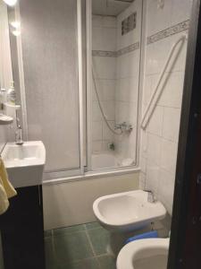 a bathroom with a shower and a toilet and a sink at Ubicación ideal en Ciudad de Neuquén. in Neuquén