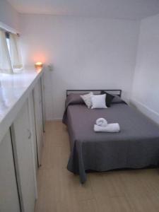 1 dormitorio con 1 cama con 2 toallas en Ubicación ideal en Ciudad de Neuquén. en Neuquén