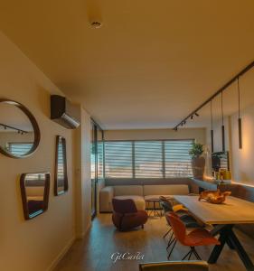 ein Wohnzimmer mit einem Tisch und einem Sofa in der Unterkunft Luxueus genieten aan zee: private jacuzzi en sauna in Knokke-Heist