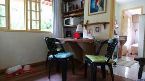 a kitchen with a table and chairs in a room at Casa do Artista in Lumiar