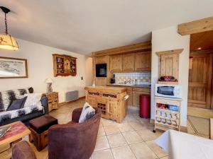 uma cozinha com armários de madeira e uma sala de estar em Bells Lodge em Chamonix-Mont-Blanc