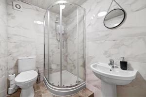 ein Badezimmer mit Dusche, Toilette und Waschbecken in der Unterkunft Sleek 3 bedroom in Sheffield - Sleeps 8 in Wincobank