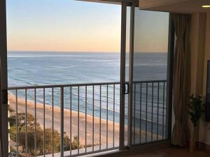 uma varanda com vista para a praia e para o oceano em The Esplanade Sea View em Gold Coast
