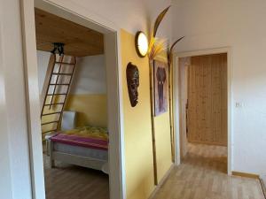 - une chambre avec des lits superposés et une échelle à côté d'une porte dans l'établissement Hadassa Apartment Maranatha / Selah, à Steffisburg