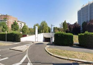 una calle vacía en una ciudad con un edificio en Montalbino place, en Milán