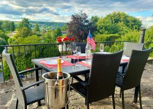 un tavolo da patio con sedie e una bandiera americana di Ranmore Rise Retreat a Westcott