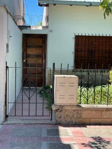 聖拉斐爾的住宿－Departamentos Gattelli，建筑物前有标志的大门