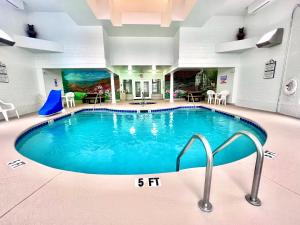 a large swimming pool in a hotel room at Clarion Inn Willow River in Sevierville