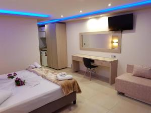 a hotel room with two beds and a desk and a chair at LA CARETTA S1 in Alikanas