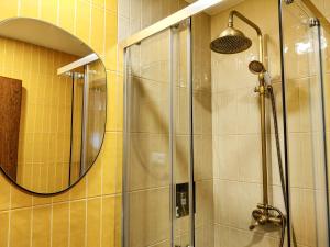 um chuveiro com uma porta de vidro e um espelho em Quinta Dona Iria em Miranda do Corvo
