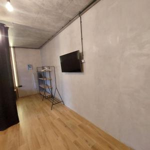 Habitación con pared, TV y escalera. en Loft city center, en Poltava 12 fotos más